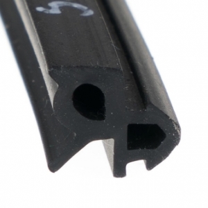 Черный уплотнитель на окна Rehau Rausell